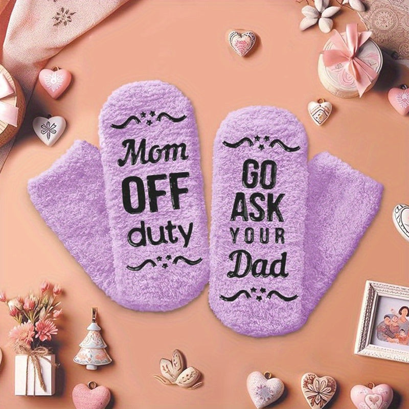 Lustige Socken – „Mom Off Duty – Go Ask Your Dad“