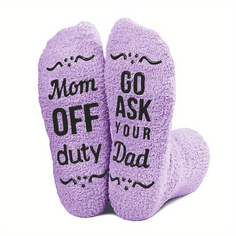 Lustige Socken – „Mom Off Duty – Go Ask Your Dad“